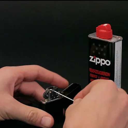 Zippo neu laden Schritt 1