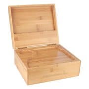 aufbewahrungsbox aus holz mit grinder und aufbewahrungsgläsern