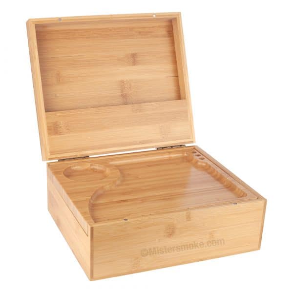 aufbewahrungsbox aus holz mit grinder und aufbewahrungsgläsern