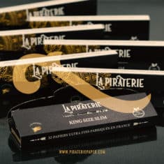 boite de 50 carnets de papier à rouler slim chanvre + tips La Piraterie