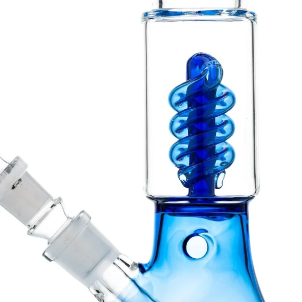 Gros plan d&#039;un percolateur en spirale bleu dans un bang en verre Grace Glass Beaker, mettant en évidence sa conception de qualité et son esthétique attrayante.