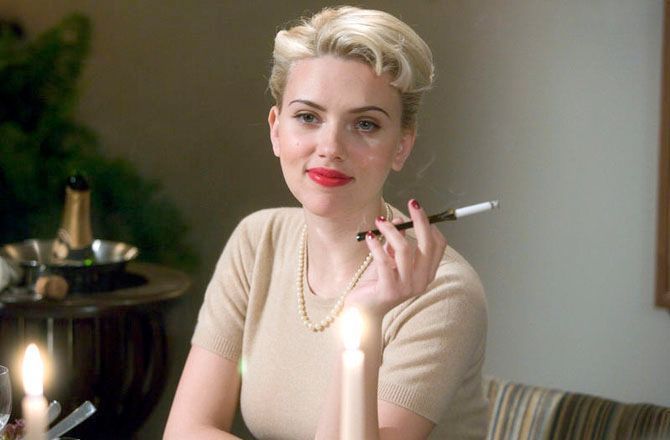 Scarlett Johanson avec porte-cigarette dans le film "Le Dahlia Noir"