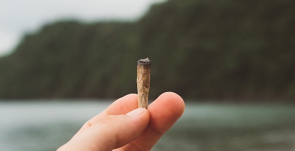 en vacances,sur la plage, pensez au cendrier de poche !