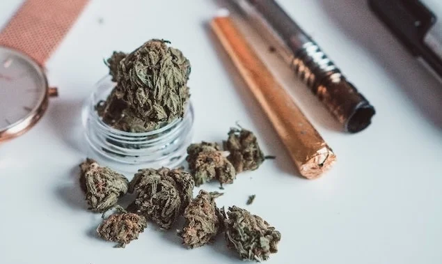 fumer ou vaporiser le cbd : quelle option choisir ?