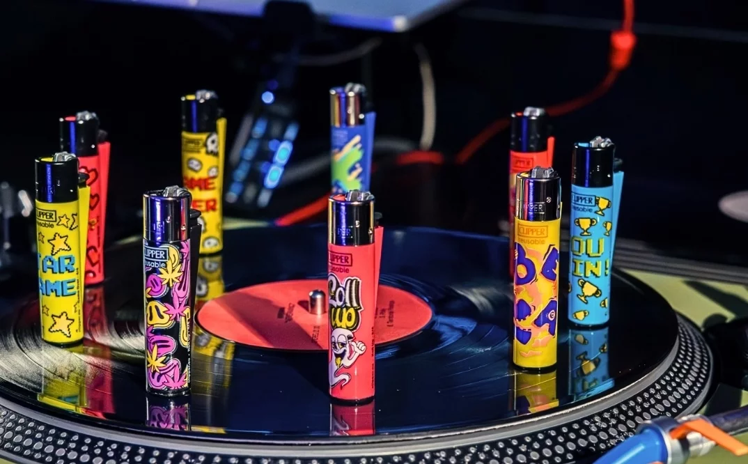 Clipper, le briquet original aux nombreux motifs et coloris. Idéal pour collectionneur.