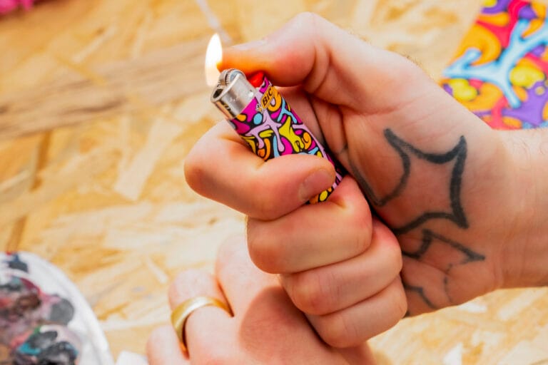 briquet bic mini au design original - collection exclusive en collaboration avec l'artiste BEBAR.