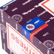 encens indien naturel fabriqué à la main à base de plantes, d'épices et d'huiles essentielles.