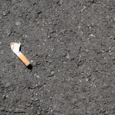 Paris déclare la guerre aux mégots de cigarettes - Le cendrier de poche, la solution miracle ?