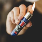 détail de la flamme du briquet clipper rechargeable.