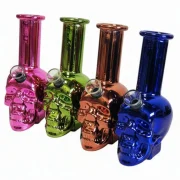 Petit bang en verre au design original tête de mort - bang coloré, facile à transporter avec douille en verre amovible.