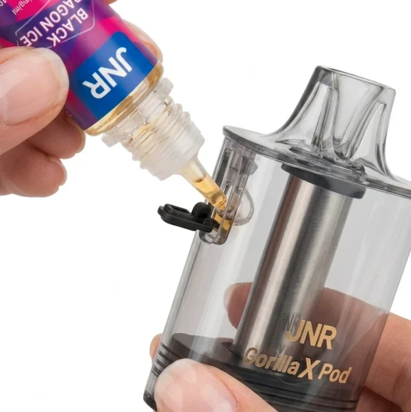 remplissage de la cartouche de la puff jnr gorilla avec le e-liquide jnr inclus.