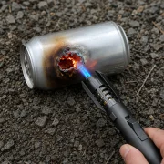 briquet torche avec flamme ultra puissante 1200°C qui résiste au vent et intempéries. Flamme rechargeable et réglable
