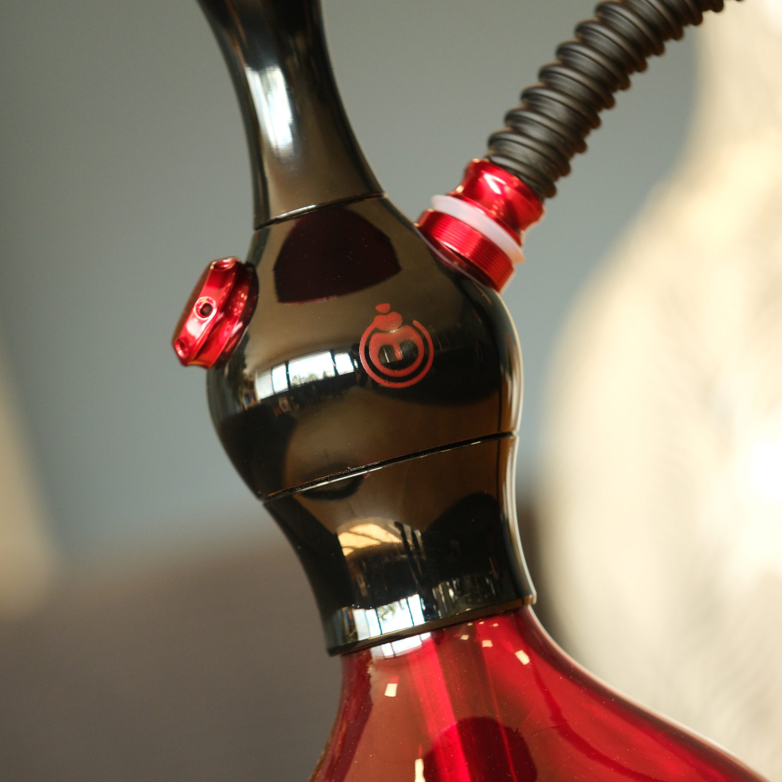 zoom détail de la colonne de la chicha el badia c1 v2 avec logo de la marque