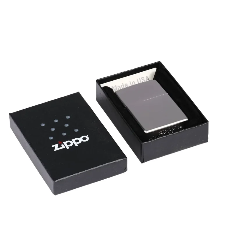 Zippo de collection livré dans un étui cadeau, idéal pour offrir à un fumeur.